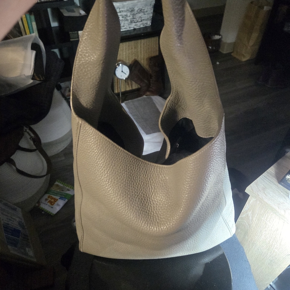 auxiliary tuape bag. Soft leather Nuetral colo